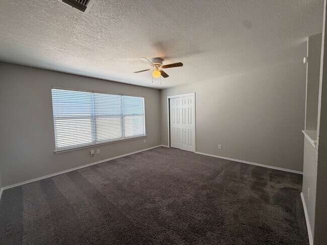 Building Photo - NICE 4 BEDROOM WITH EASY ACCESS TO LACKLAND AFB, SHOPPING, & SEA WORLD