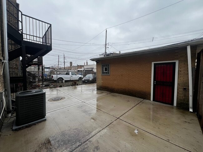 Building Photo - 735 N Hamlin Ave