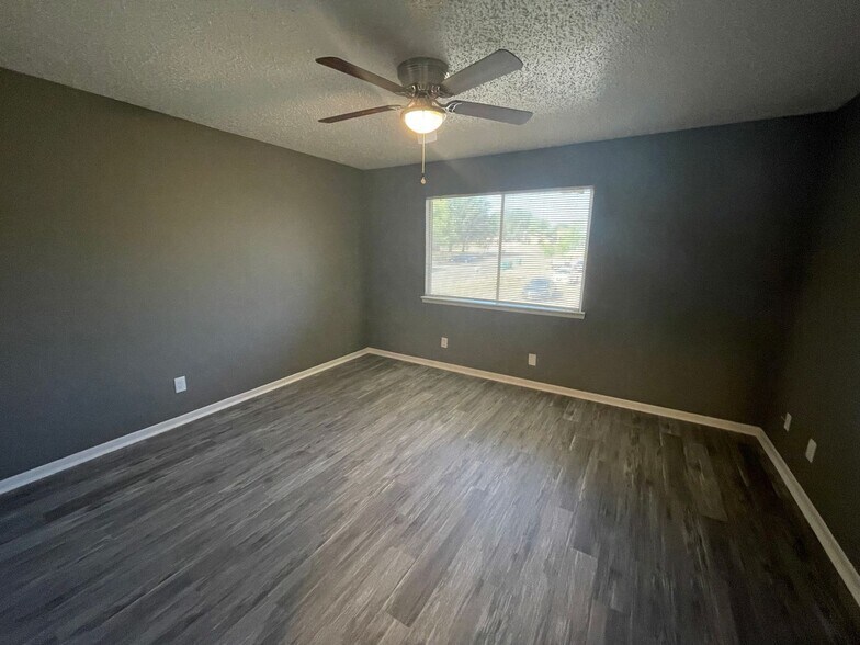 Building Photo - 1102 Harley Dr