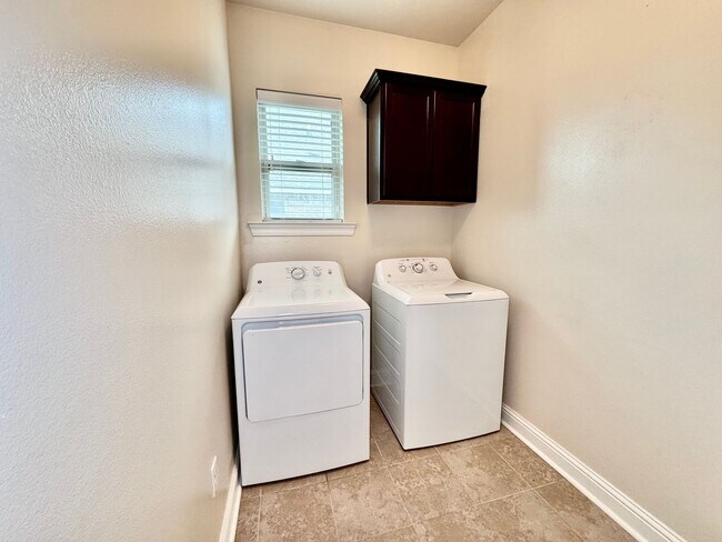 Building Photo - 4 Bedroom House Located in Prairieville with Spacious Rooms and a Large Backyard