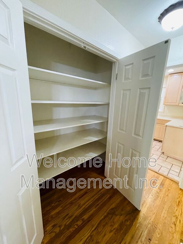 Building Photo - 2561 Olympic Blvd