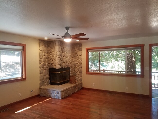 Building Photo - Serene Log Cabin Living in the Sunol Valle...