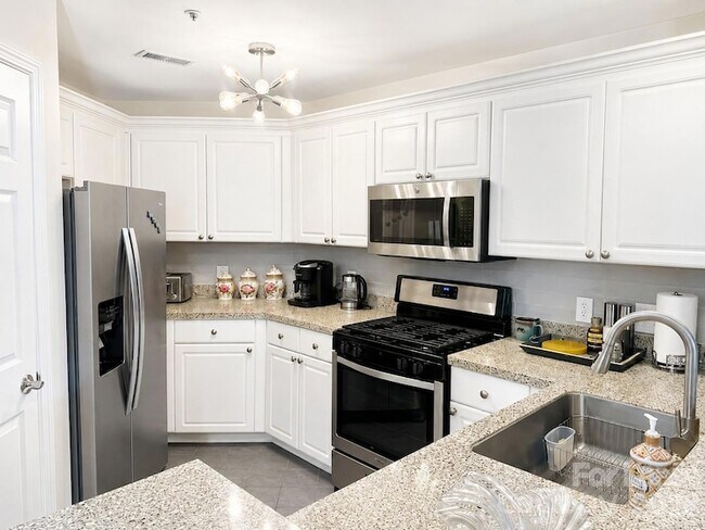 Building Photo - 18015 Kings Point Dr