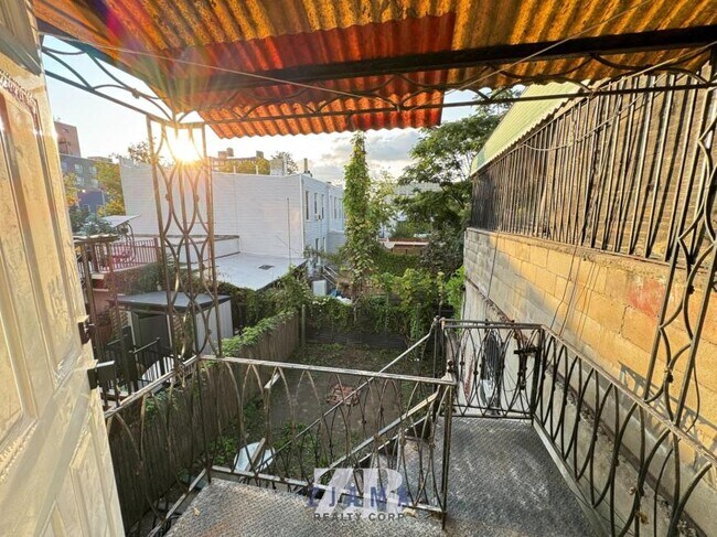 Building Photo - 3 bedroom in BROOKLYN NY 11232