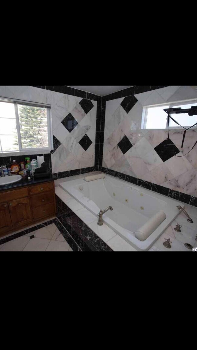 Building Photo - 14646 Kittridge St