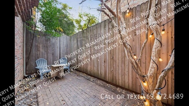 Building Photo - Beautiful 2 BR, 2.5 Bath in Oak Lawn