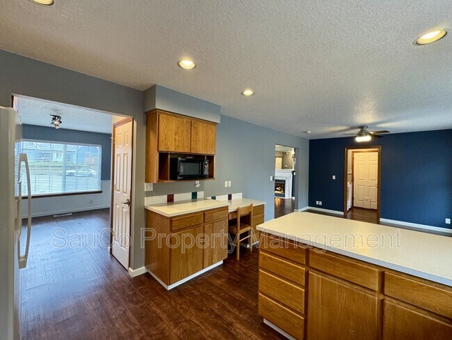 Building Photo - 741 SE Camellia Ct