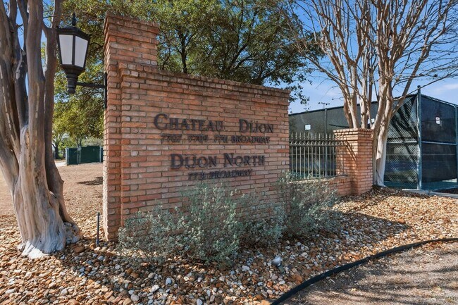 Building Photo - Rare rental: Chateau Dijon 1/1 in Alamo Heights