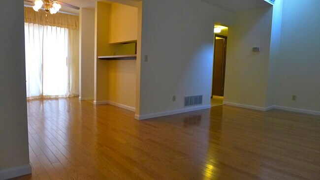 Building Photo - 1602 Lyndhurst W Dr