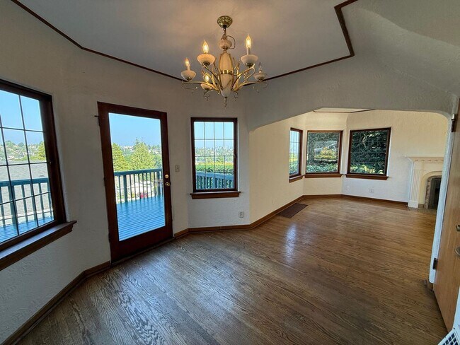 Building Photo - 2466 Montavista Pl W