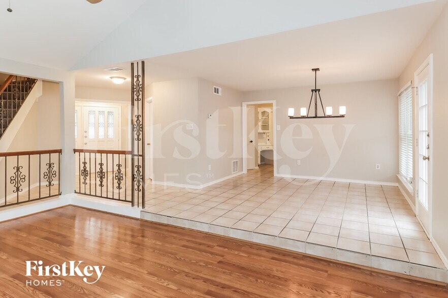 Building Photo - 1105 Carrington Ct