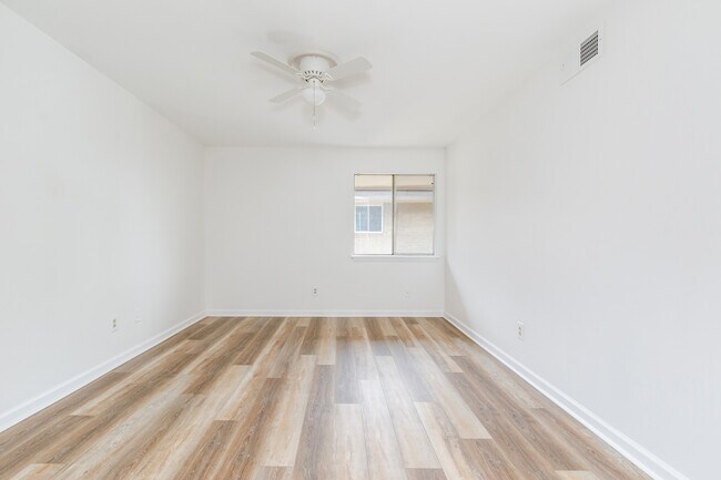 Building Photo - 346 Carpenter Dr NE