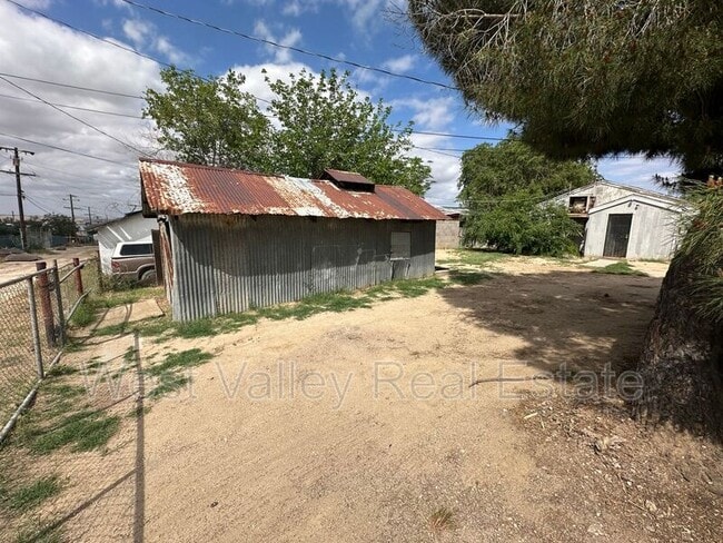 Building Photo - 521 Rose Ave