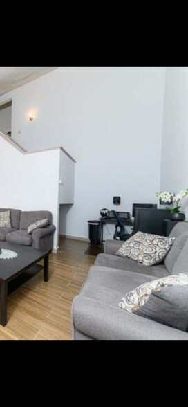 Samples of living room - offered unfurnished - 1 Appian Way