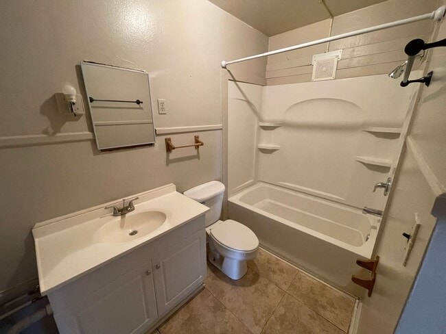 Building Photo - Centrally Located 3 bedroom home