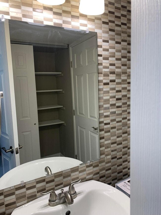 Building Photo - 7752 Montgomery Rd