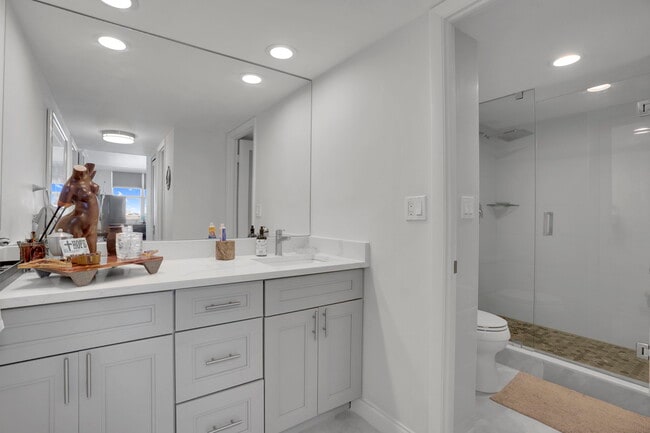 Building Photo - 1149 Hillsboro Mile