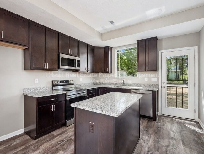 Building Photo - 33 Whitethorne Ave