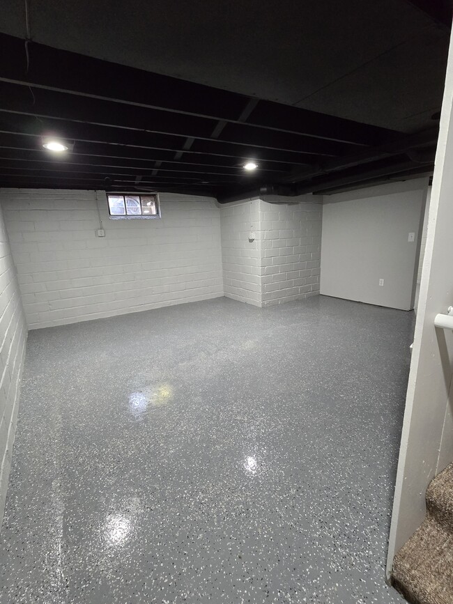 Building Photo - 1016 W 5th St S