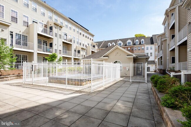 Building Photo - 2664 Manhattan Pl