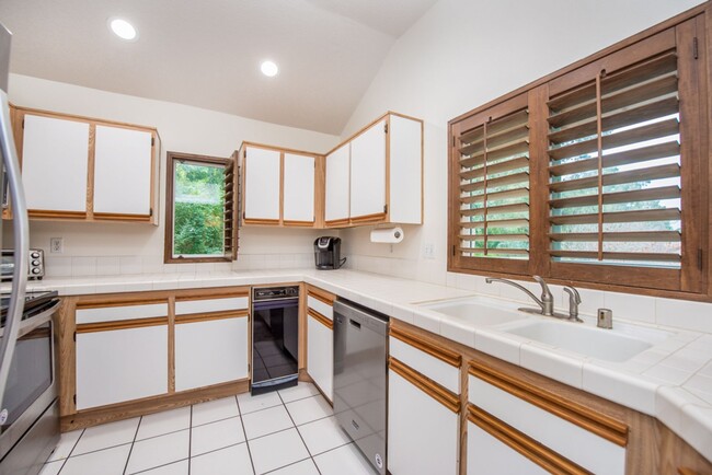Building Photo - Corsica Villas: Upper 2 Bedroom 1 Bath Condo