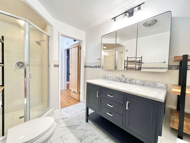 Building Photo - Charming 1BD + Den Condo in Bluff Park – Secured Parking & Prime Coastal Location
