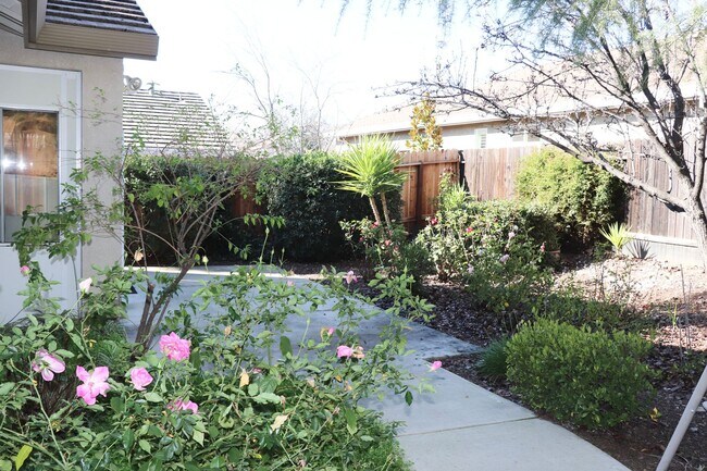 Building Photo - Nice Two Bedroom Two Bathroom Home in Rocklin - Whitney Oaks Ages 55+ Gated Community