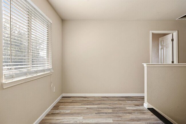 Building Photo - 3809 Tailfeather Dr