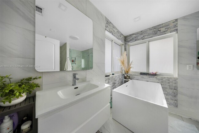 Building Photo - 1396 SW 180th Ave