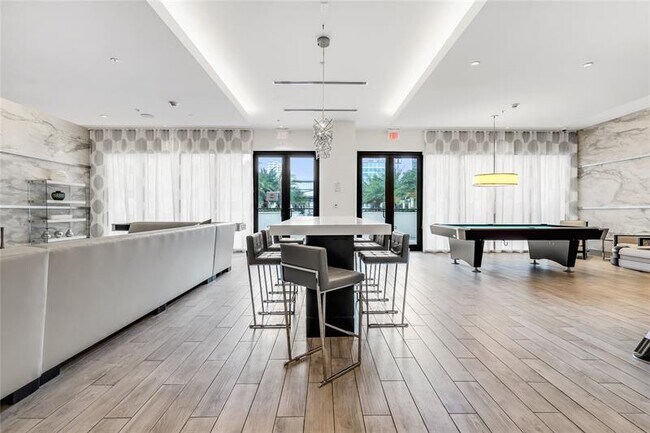 Building Photo - 999 SW 1st Ave