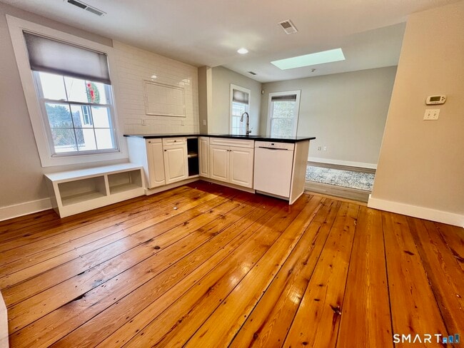 Building Photo - 435 Foxon Rd