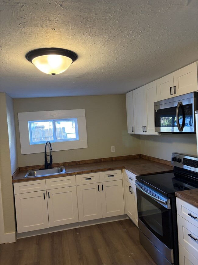 Building Photo - Newly remodeled 2-bedroom, 1-bathroom home...