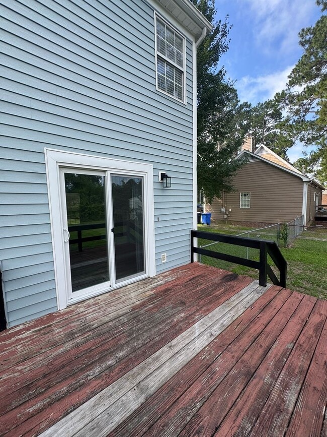 Building Photo - Conveniently Located 3 Bed 2.5 Bath Home i...