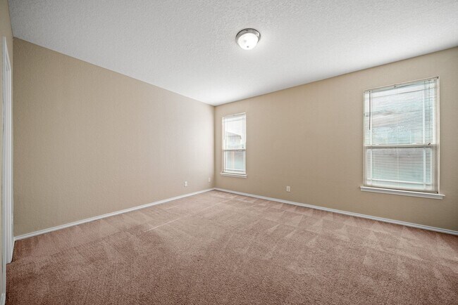 Building Photo - 4 Bedroom/2.5 Bath Mustang Valley Subdivision