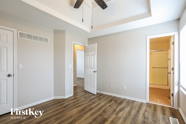Building Photo - 11427 N Farley Ave