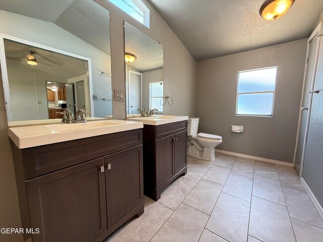 Building Photo - 5941 Sixta Dr