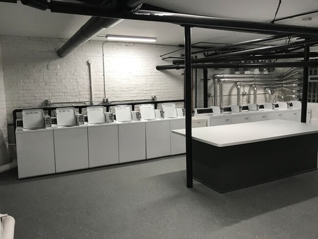 Building Photo - One Bedroom Apartment Near the Lakefront