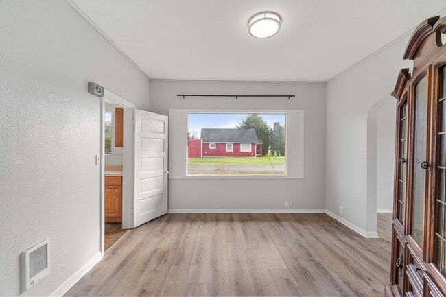 Building Photo - 3033 Sumner Ave