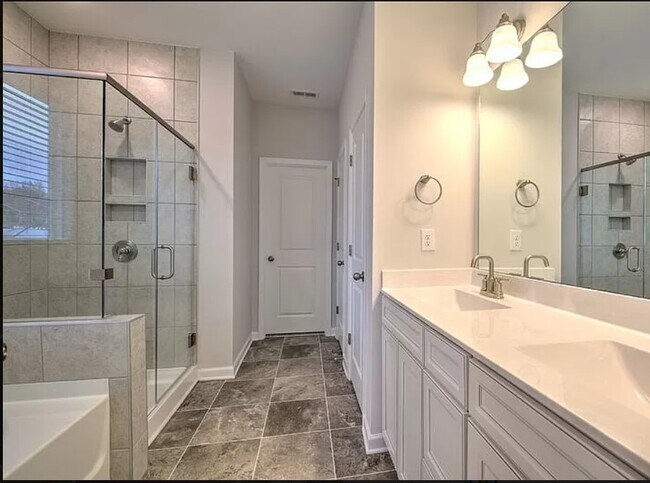 Building Photo - 515 Daisy Hill Ln