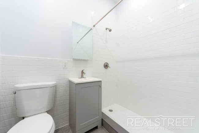 Building Photo - Brand New 3 Bed 2 Bath Parlor Floor in Rid...