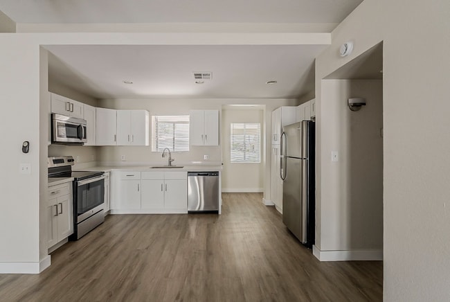 Building Photo - Beautifully remodeled 3bed/2ba Townhome - Ask about our Move-in Specials