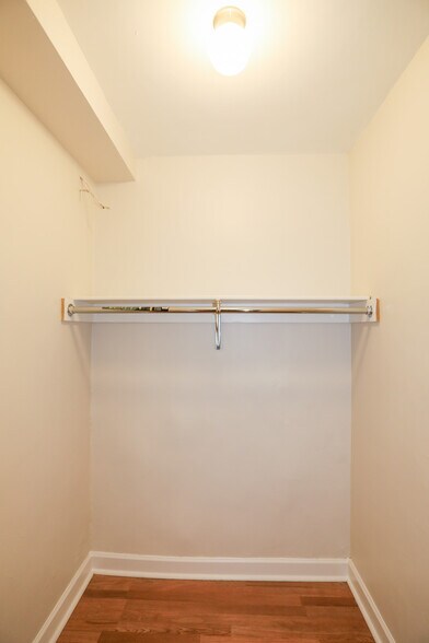 Building Photo - 1110 W Rosemont Ave