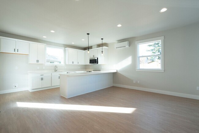 Building Photo - 2 Weeks Free W Approved Application by 08/...