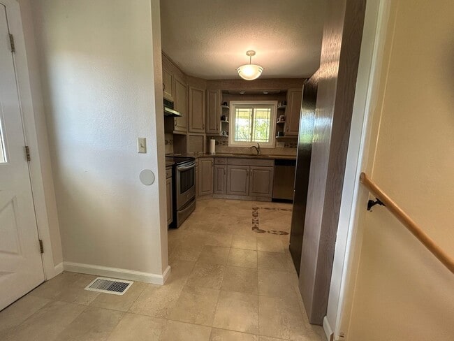 Building Photo - Breathe Taking Views with this 4 bed 3.5 bath home!