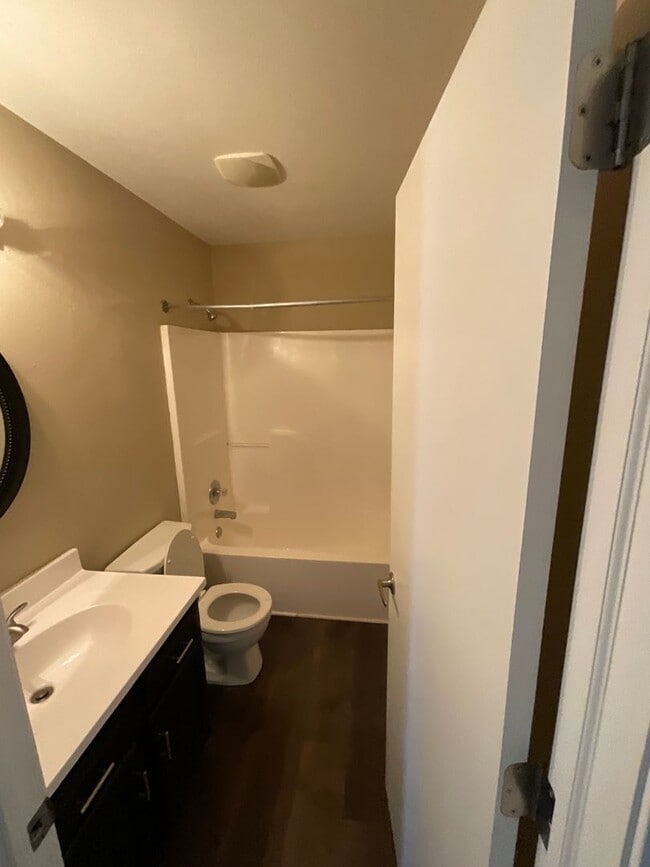 Building Photo - 3 Bedroom 2 Bathroom House Available