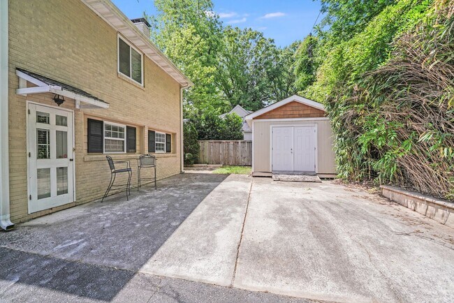 Building Photo - 2417 Laburnum Ave