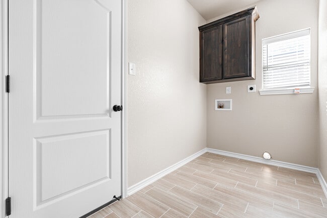 Building Photo - 602 Dred Roger Circle