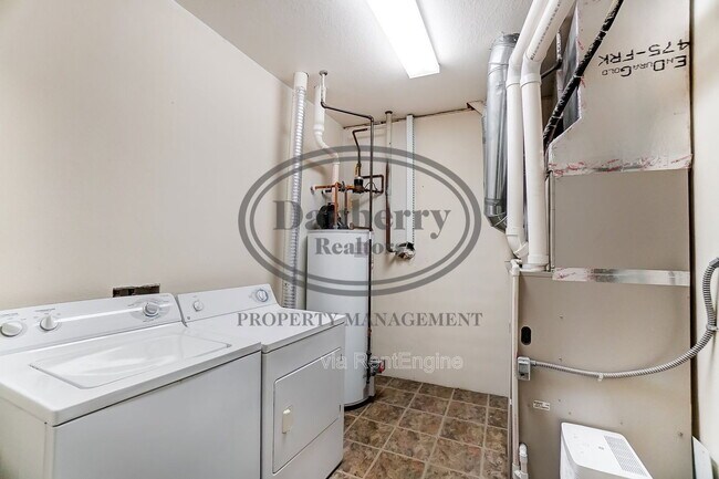 Building Photo - 1117 N Byrne Rd