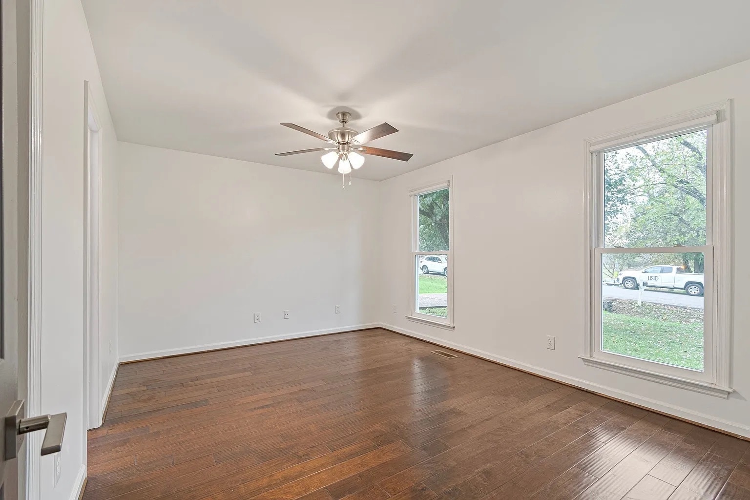 Building Photo - 723 Riverview Dr