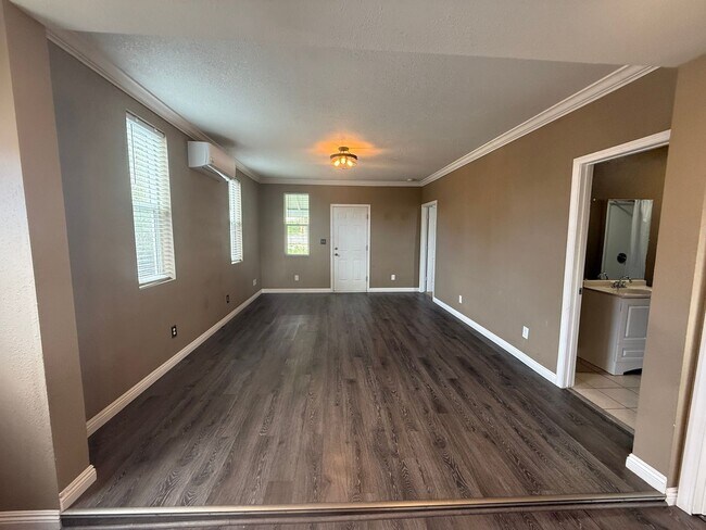 Building Photo - 2 Bedroom House